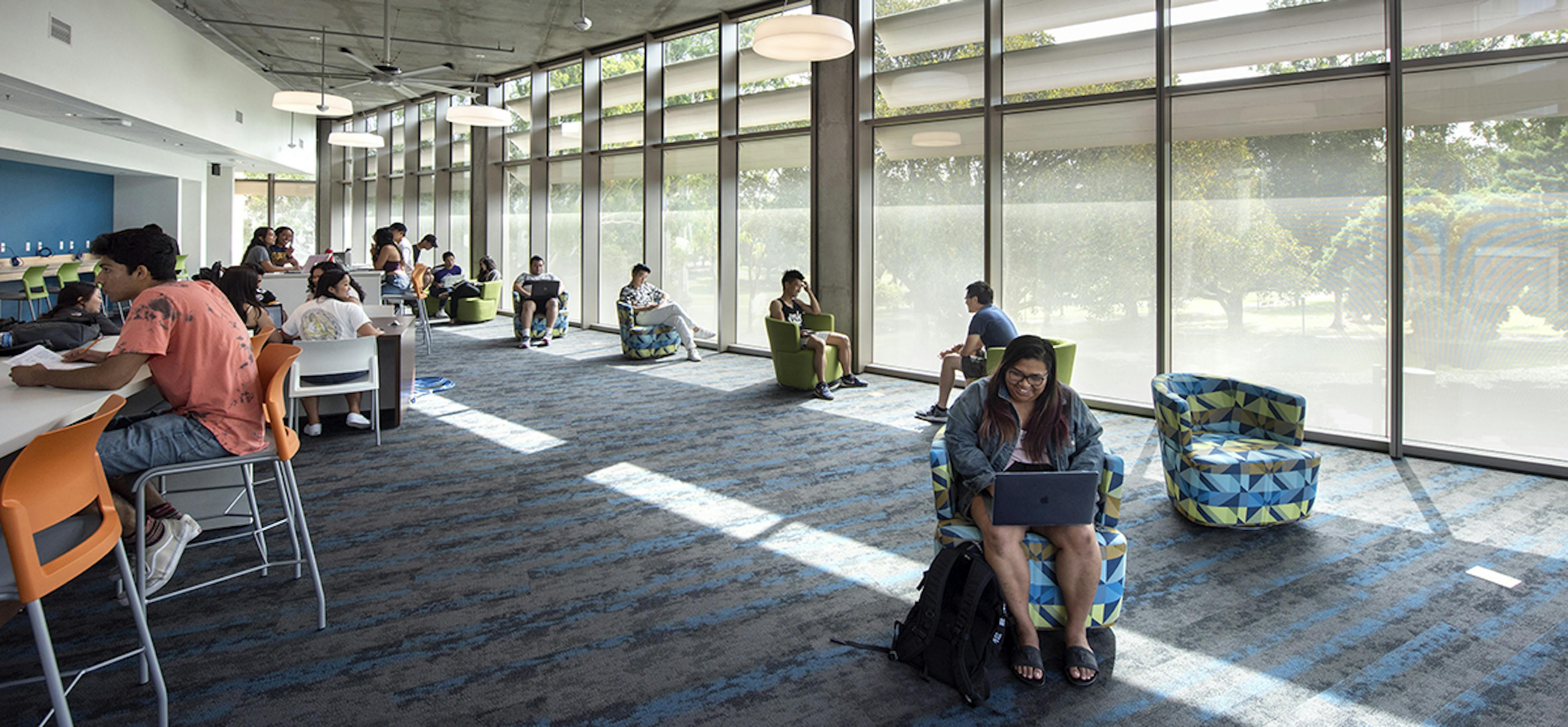 Uci Courtyard Study Lounge - grz92pe