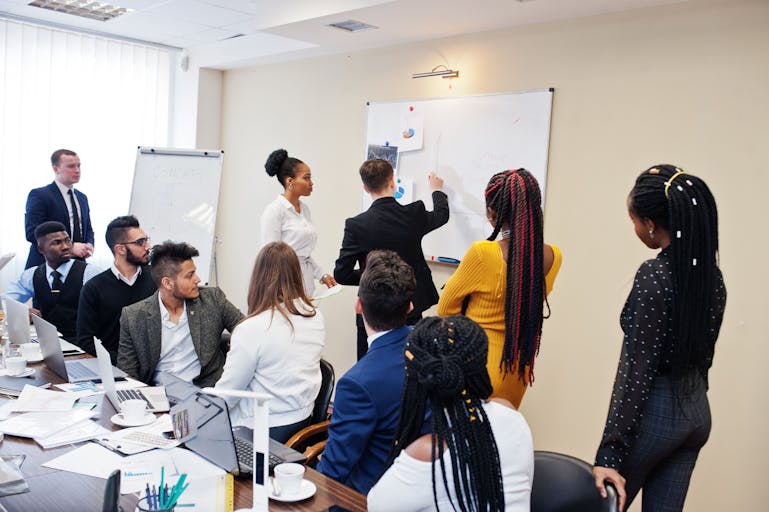Aprendizados das linhas de frente sobre redefinir liderança para a idade da IA