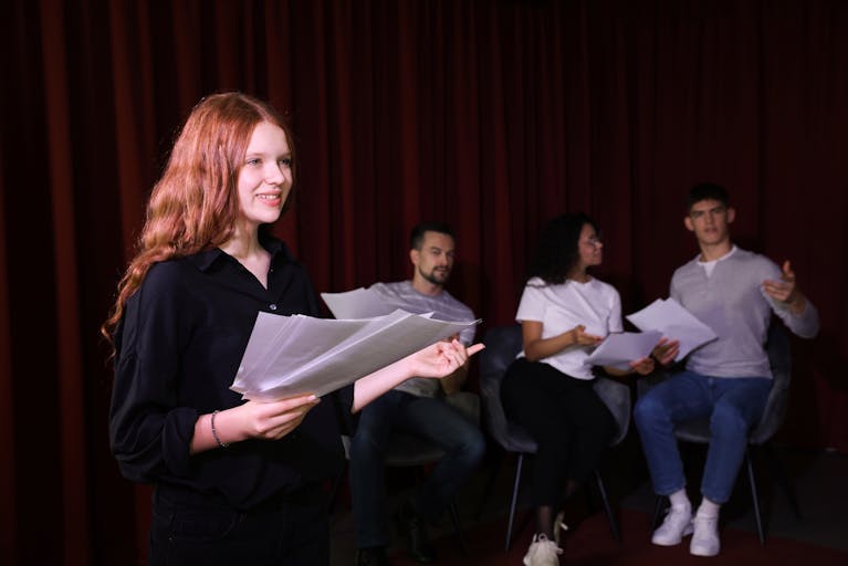 Através de aulas de comédia, os alunos fazem ‘grandes balanços’ para a saúde mental