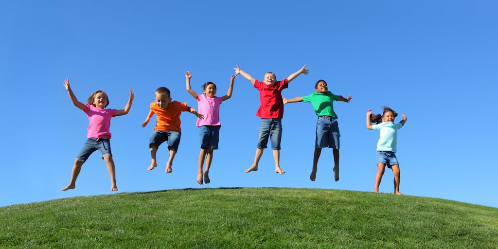 Has your new. Дети в прыжке. Счастливые дети прыгают. Семья спорт. Радостные дети прыгают.